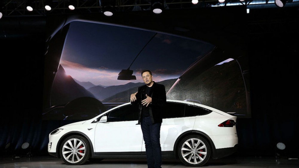 Tesla a pierdut 126 de miliarde de dolari într-o singură zi, după ce Elon Musk a anunțat că va cumpăra Twitter